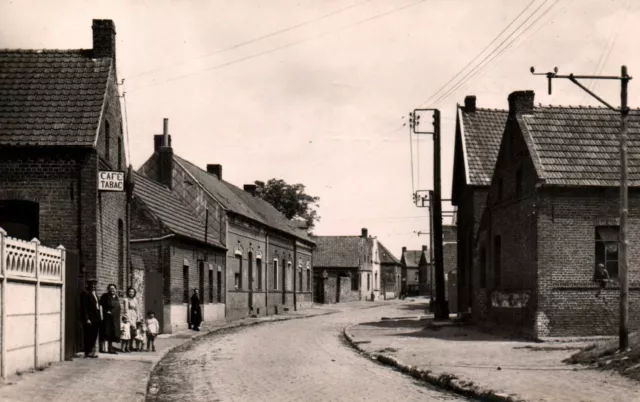 *Cpa - North, 59 - Avesnes-Le-Sec - La Rue Roger Salengro Et Le Debit De Tabacs