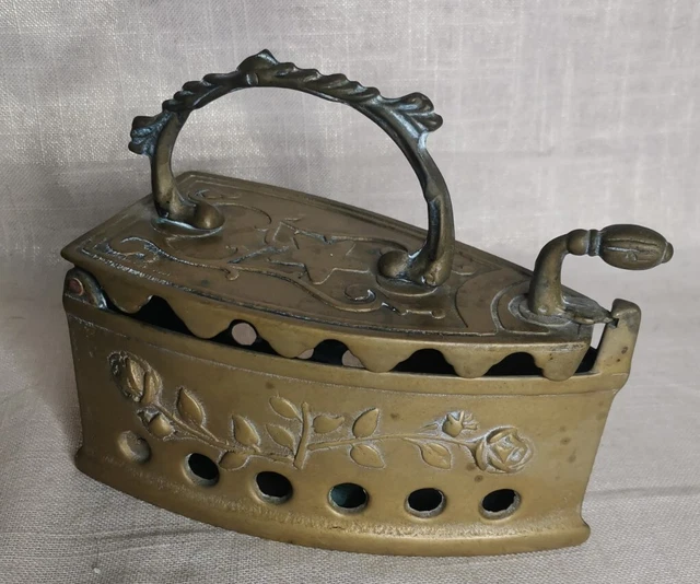 Jouet Ancien Vintage – Fer à Repasser De Poupée En Fer Avec Jeannette En Bois – Années 1960
