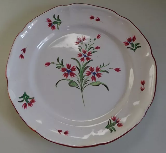 Les islettes ou Lunéville. Assiette en faïence à décor polychrome d’œillets