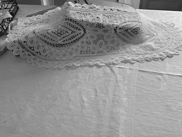 LINGE ANCIEN ( chemin / napperon broderies