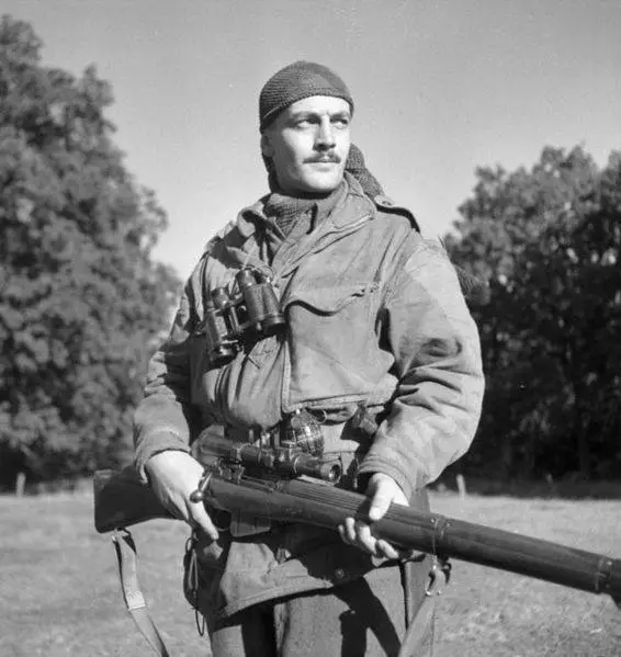 WWII B&W Photo Canadian Sniper Enfield Rifle SMLE  WW2 World War Two  / 1106