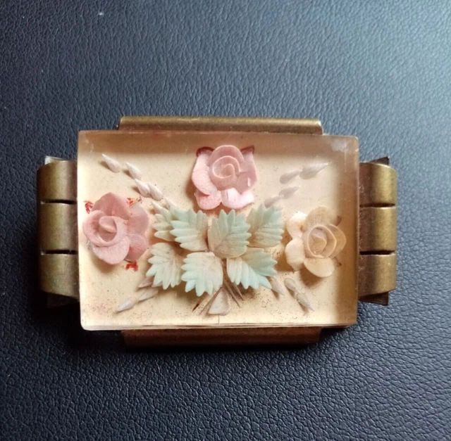 Broche Ancienne En Lucite Gravée Roses Art Déco - Monture Laiton Doré, Occasion Très Bon état