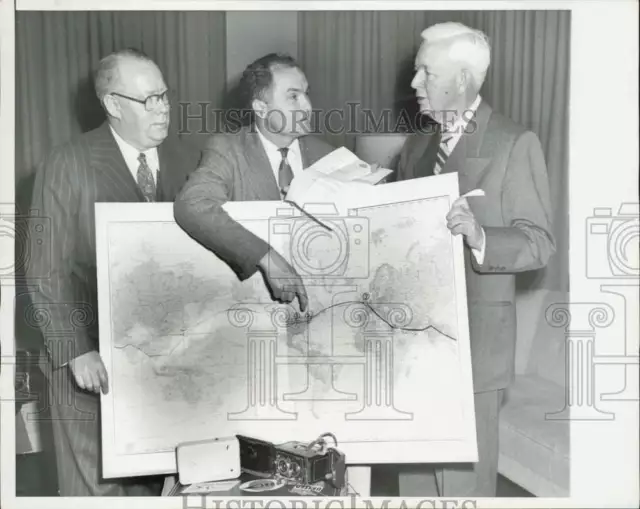 1953 Press Photo Aubrey Cookman shows his route of flight to men in Chicago