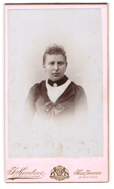 Fotografie J. Kreutzer, Kaufbeuren, Am Wiesthor, Portrait junge Frau mit Brosch