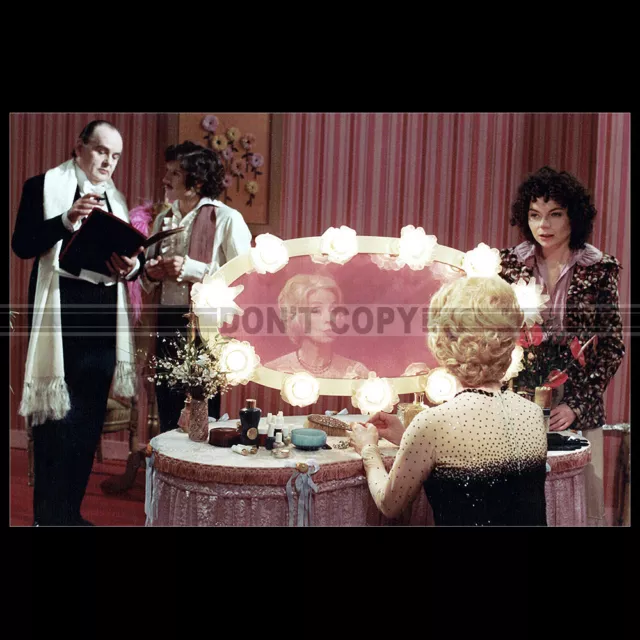 Photo F.006210 DANIELLE DARRIEUX JEAN LE POULAIN MARTHE COUTURE (DIVINE) 1975