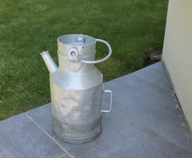 ancien bidon pot à lait de 5 L . Après-guerre