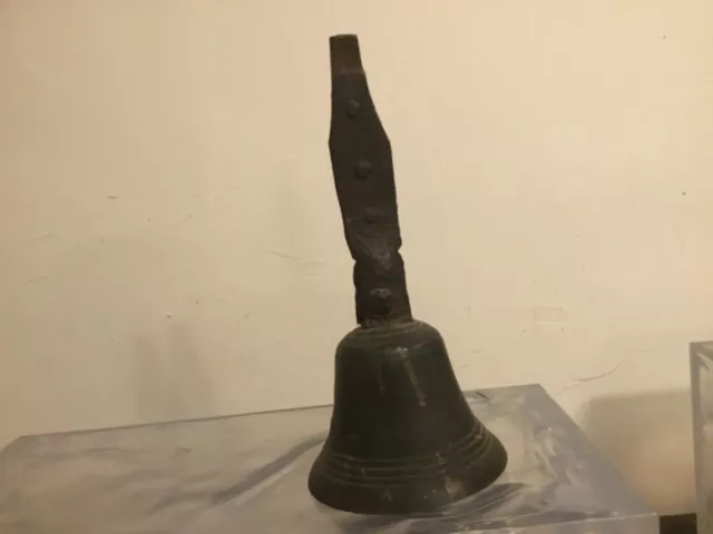 # ancienne grosse cloche en bronze Dubois (joseph ?) au puy