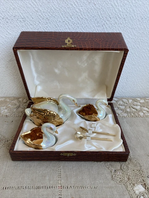 EN ARGENT, SUITE DE QUATRE SALERONS ET LEUR CUILLERE, Avec Leur Verrine En Verre Blanc Dans Un Ecrin Signe Maison Aillaud L Imb