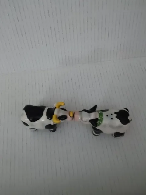 Magnetic Kissing Cows Salt And Pepper Shakers 3