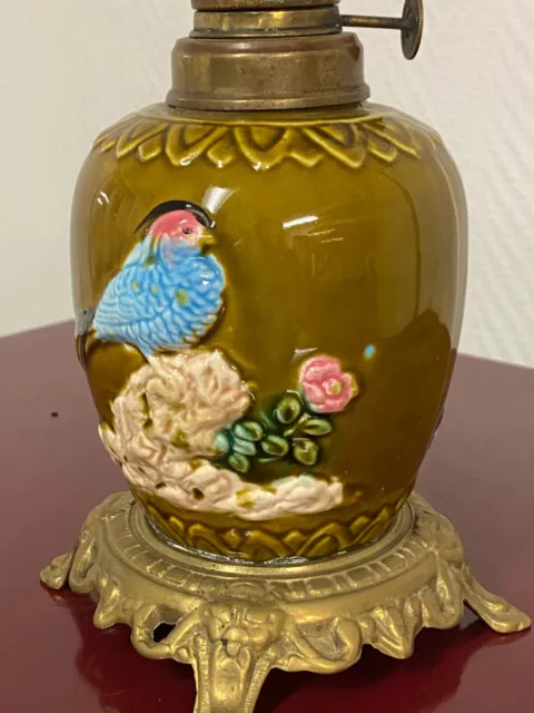 Lampe à pétrole ancienne en barbotine décor d'oiseaux et piétement bronze doré 2