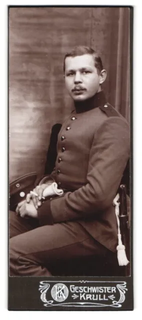 Fotografie Geschwister Krull, Berlin, Portrait Soldat in Uniform Rgt. 7 mit Baj