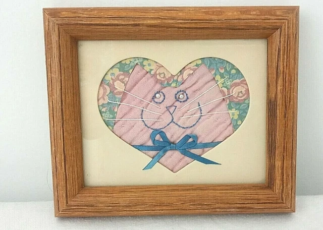 Pieza de Edredón Vintage Bordada Gato Imagen Enmarcada Vidrio Enmarañado Frente Rosa Niñas