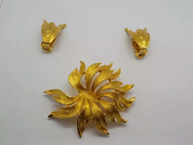 Vintage Brooch And Clip On Earrings Set Gold Toned Statement Fashion Jewelry