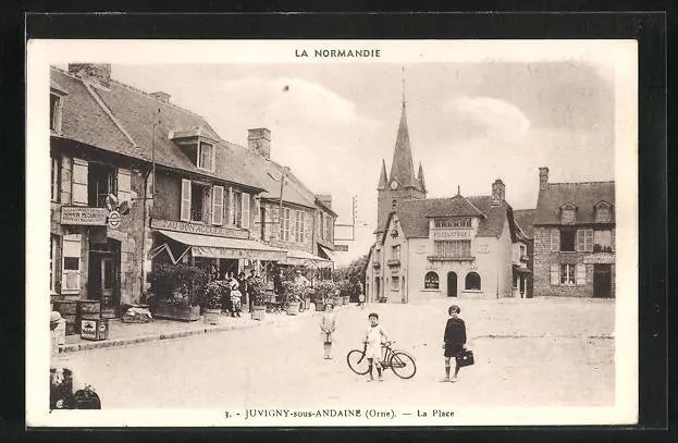 CPA Juvigny-sous-Andaine, La Place 1943