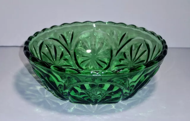 Vintage Anchor Hocking Green Glass Star & Cameo Medallion Pattern Bowl 4.5"D