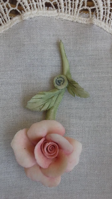 Splendida rosellina rosa in porcellana di capodimonte 8,5x5x2,5 cm