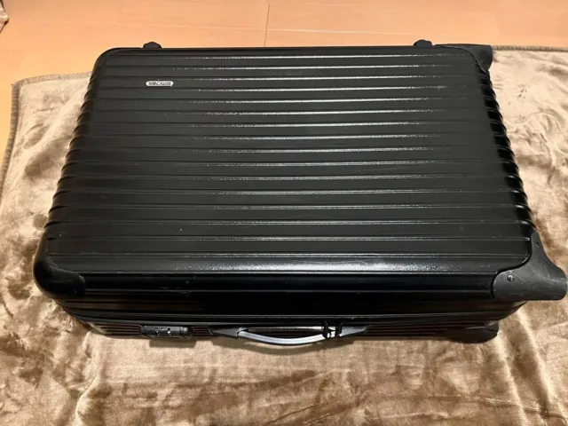 https://www.picclickimg.com/XyIAAOSwXLZlmiAI/Rimowa-Salsa-63L-Black-2-wheels-Carry-Case-Suitcase.webp