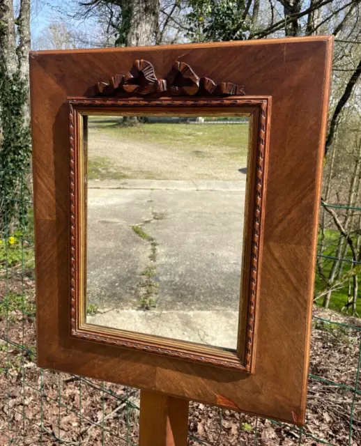 Miroir en bois ancien peu usé