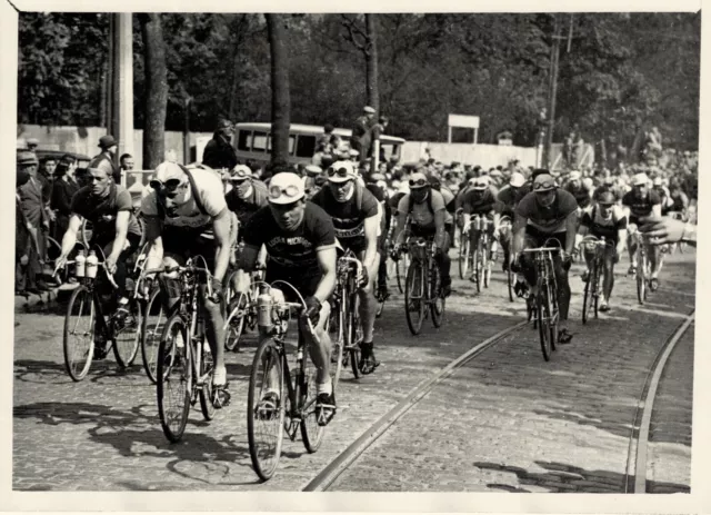 1937 CYCLISME Départ de la course Paris Tours