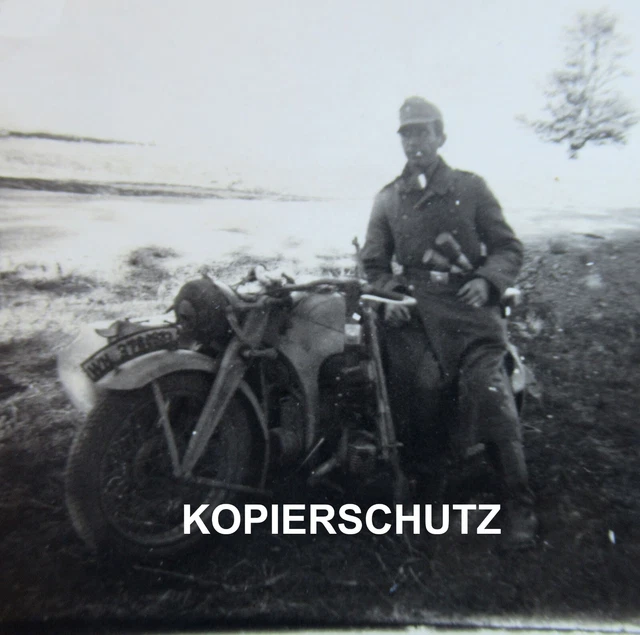 Altes Foto Motorrad / Kradmelder mit Handgranaten / 2. WK *