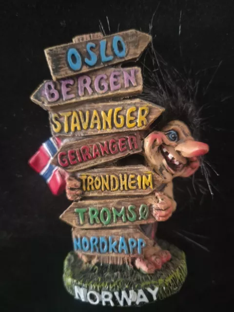 Troll Figur mit Wegweiser Norwegen