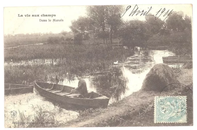 CPA La Vie aux Champs - Dans le Marais - Animée, barque