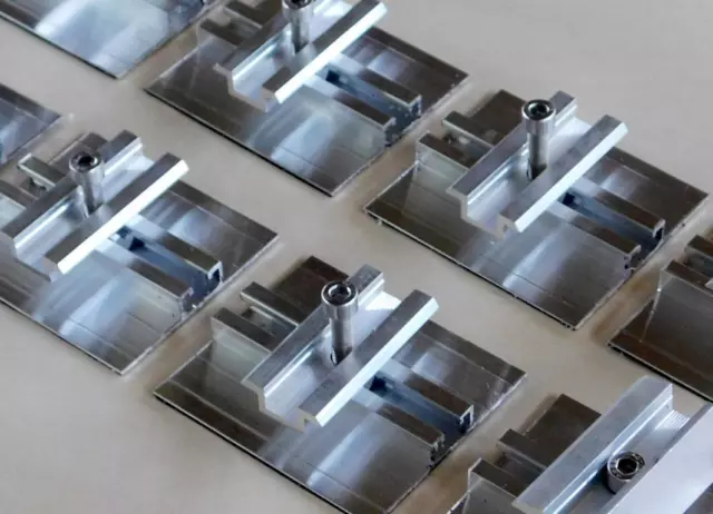 Soluzione completa per 8 moduli fotovoltaici per tetto in lamiera trapezoidale altezza modulo 35 mm 126 pezzi