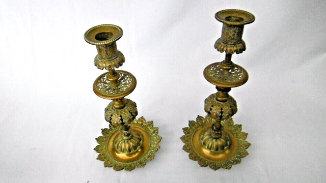 ANCIENNE BELLE PAIRE de bougeoirs en bronze motif fleurs EUR 29,00