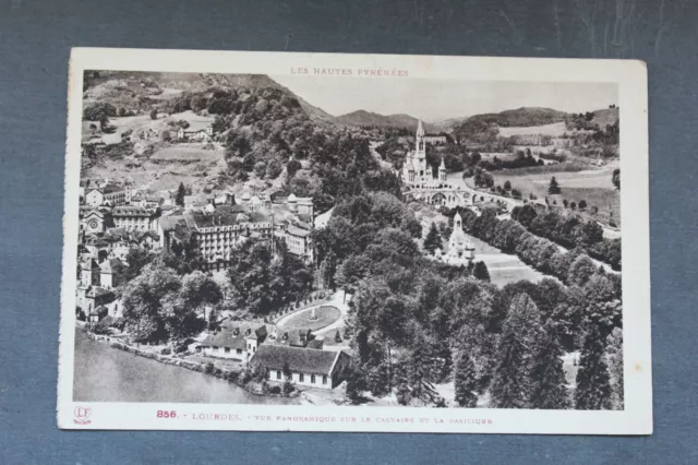 Carte postale ancienne LOURDES - Vue panoramique sur le Calvaire et la Basilique