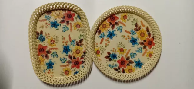 Lot 2 plateaux en tressage plastique, motifs fleurs, Plastona, vintage années 60