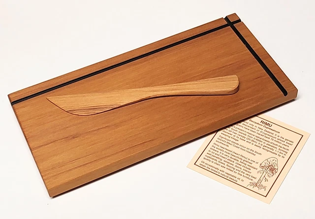 Tabla de cortar Rimu con herramienta esparcidora
