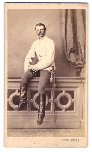 Fotografie Ferd. Kuss, Wien, K. K. Soldat in Uniform mit drei Sternen und Säbel