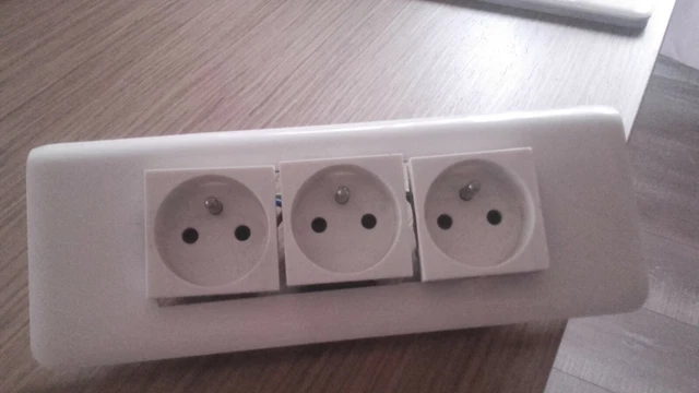 Mécanisme triple prise de courant 3 x 2P+T 16A 230V verte inclinée à 45