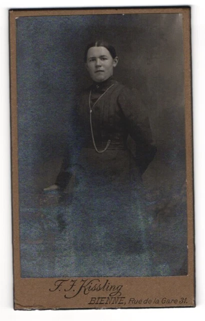 Fotografie F. J. Kissling, Bienne, 31, Rue de la Gare, Junge Dame im modischen