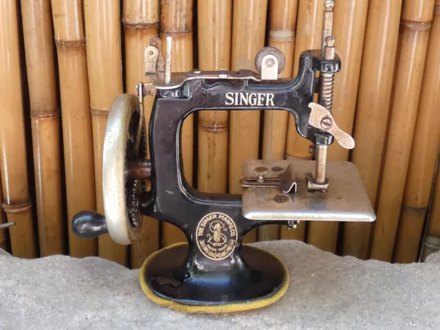 Antique Singer Black Model 20 Sewing Machine Hand Crank Runs Smooth Quiet Patina