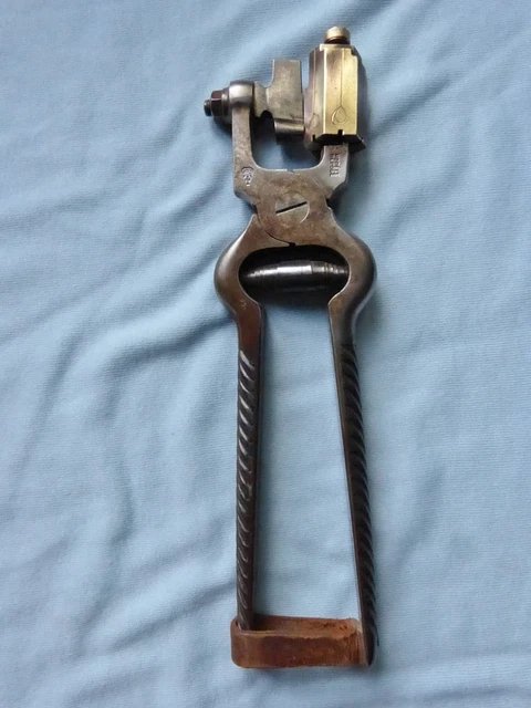 3 Anciens outils de cordonnier, bourellier ou de sellier - Collection