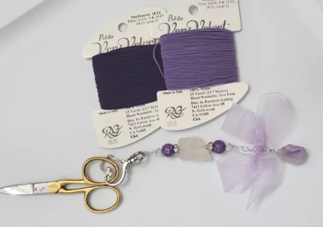 Llavero con cuentas de cuarzo de lavanda y oro y tijeras bordadas vintage chapadas en oro