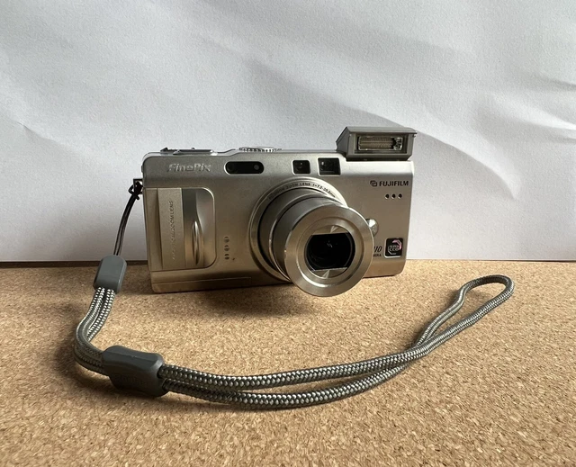 Fujifilm FinePix F810 6.3MP Compact Digital Camera Silver Tested with xD card