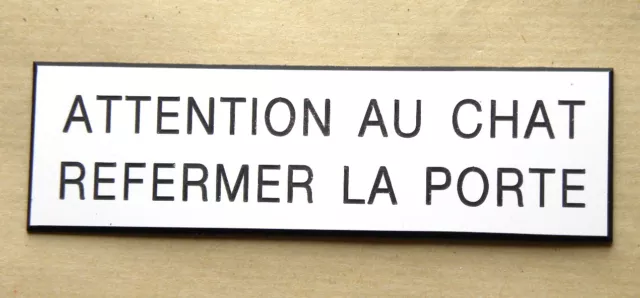 plaque gravée "ATTENTION AU CHAT REFERMER LA PORTE" ft 29x100 mm