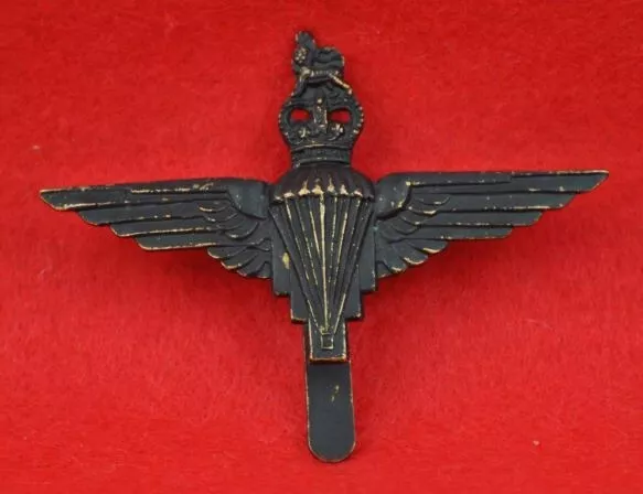 parachute regiment cap badge, Queens crown.