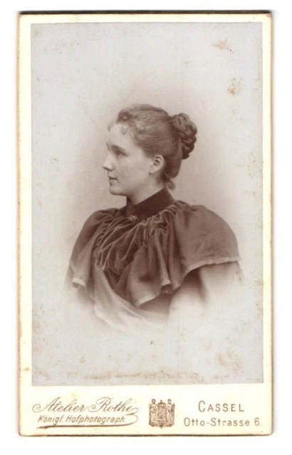 Fotografie Atelier Rothe, Cassel, Otto-Strasse 6, junge Dame im adretten Kleid