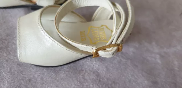 Schöne Puppenschuhe beige mit goldfarbener Schnalle Echt Leder 2