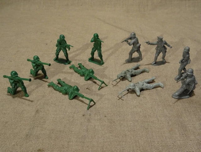 Lot 12 figurines  petits soldats plastique Américains Allemands 39 45  WW2