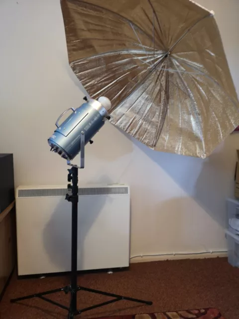 Courtenay Sola 4 Mark III Light, Adjustable Stand & Gold/White Umbrella 44"