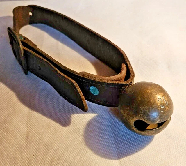 Ancien Collier De Chèvre/mouton En Cuir Avec Cloche Et Grelot En Bronze - Provenance Avignon, Objet De Décoration Rustique
