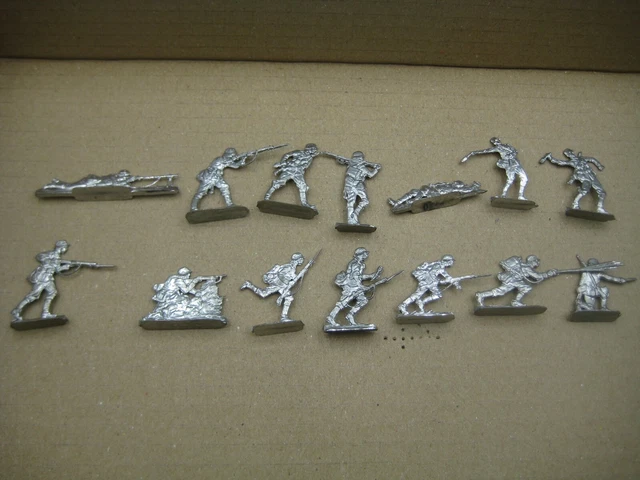 PLATS D'ÉTAIN LOT DE 4 SOLDATS ANCIEN RÉGIME Ht 4,5cm BON