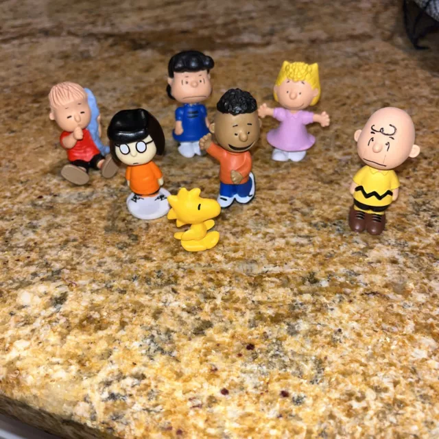 Lot - 7 The Peanuts 2" Figures - Charlie Brown Snoopy Charles M. Schulz