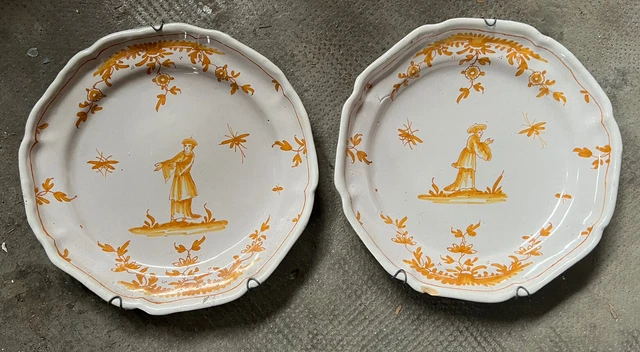 Moustiers XVIIIe 2 Assiettes en Faïence Camaïeu Jaune Décor au Chinois