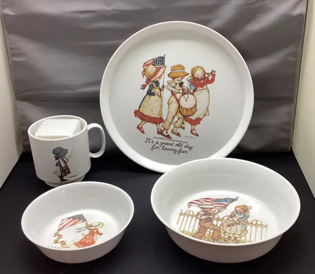 Holly Hobbie Oneida Hard Plastic Plate, 2 Bowls, Cup Set Bicentennial 1976 Theme