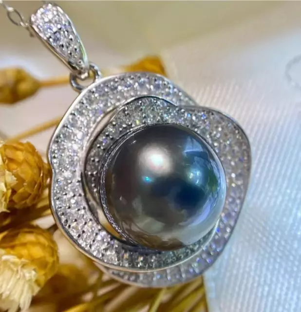 gorgeous 11-12 mm   natural round black Tahitian pearl pendant